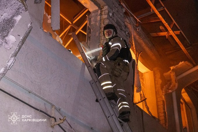 Рятувальники загасили вісім пожеж після масованої атаки на Харків та область (відео, фото)